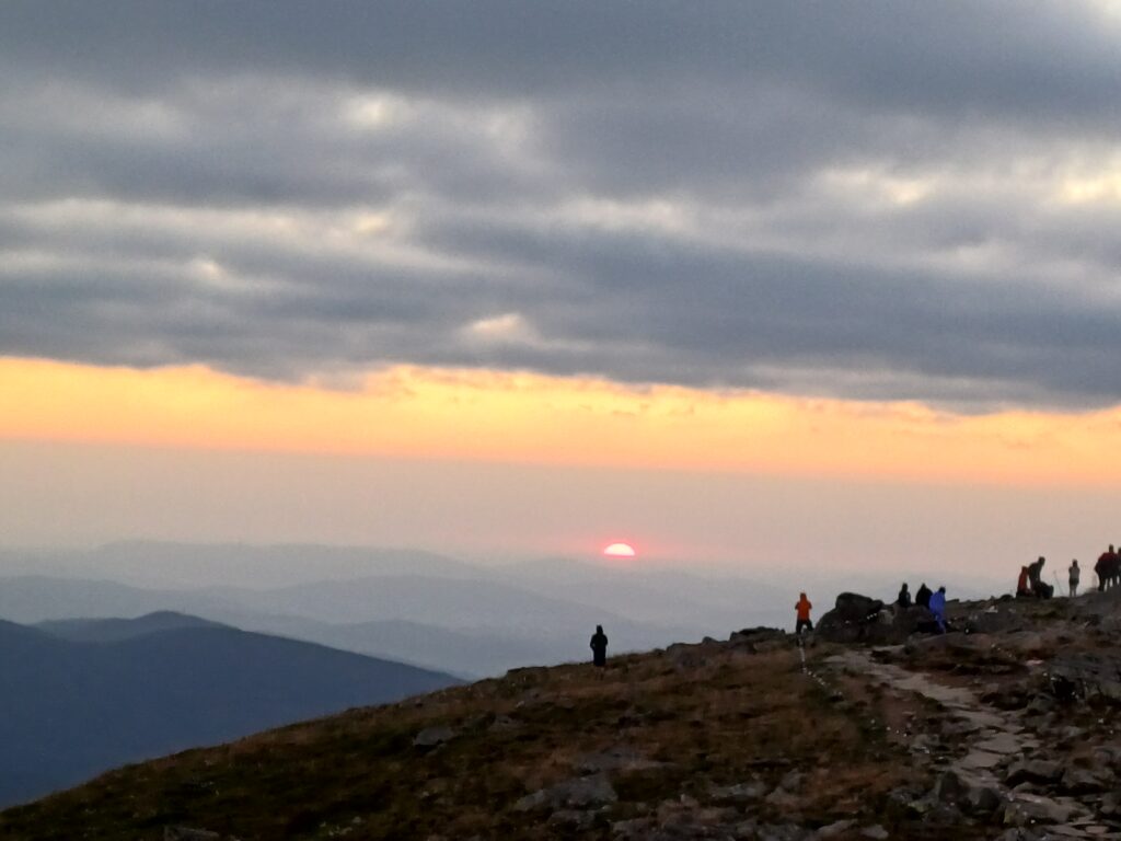 Wschód słońca nad górami