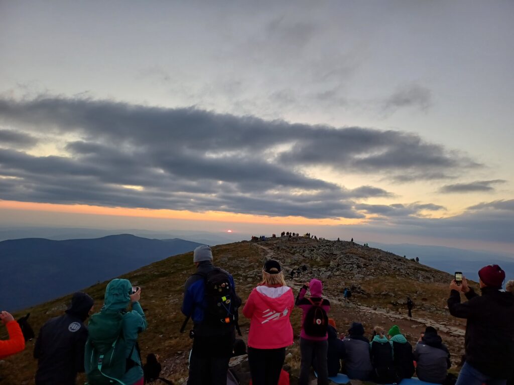 Wschód słońca nad górami