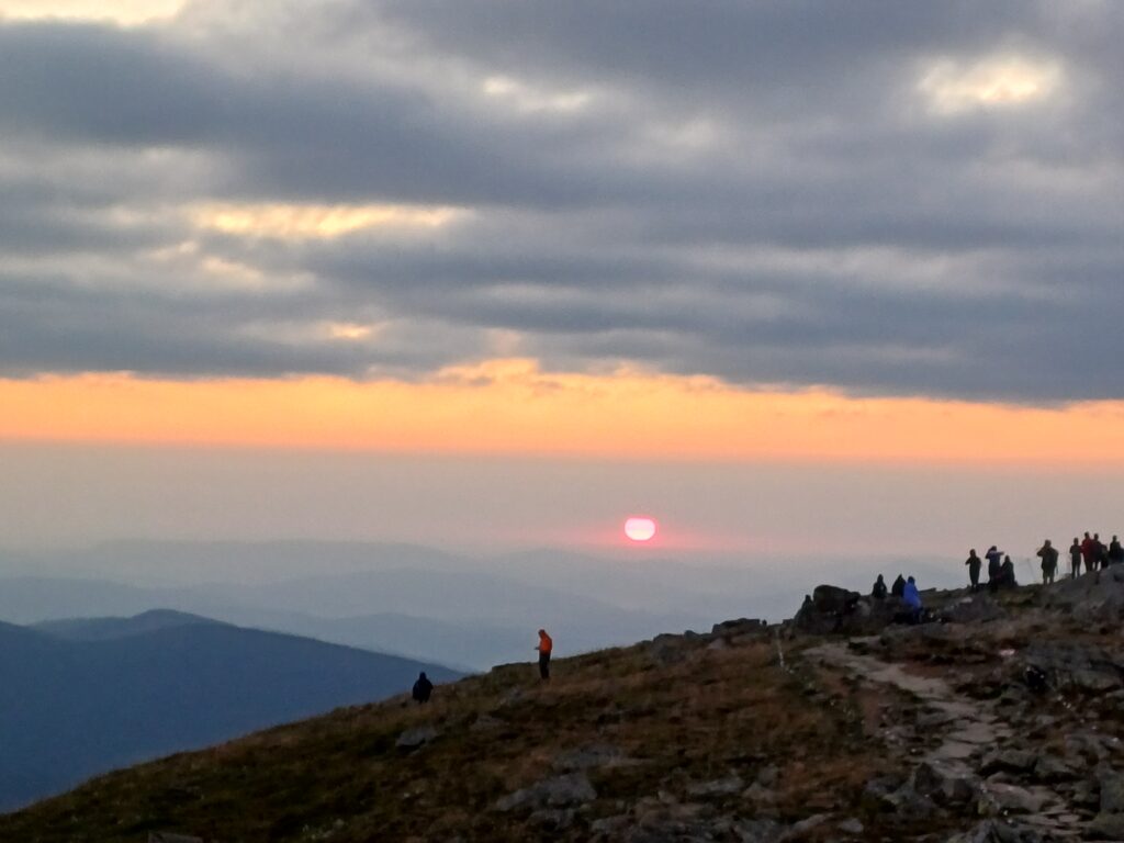 Wschód słońca nad górami