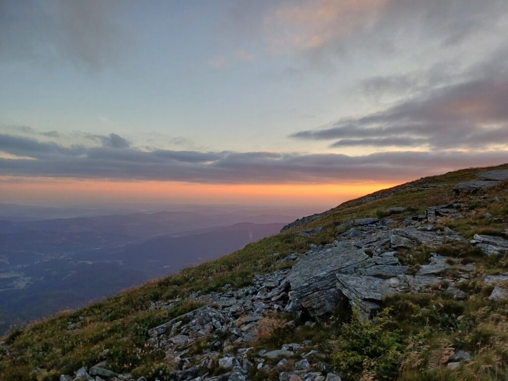 Wschód słońca nad górami