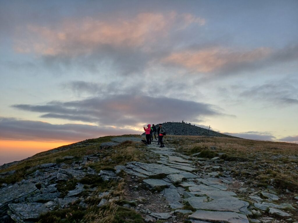 Wschód słońca nad górami