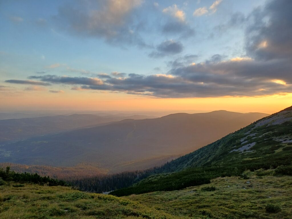Wschód słońca nad górami