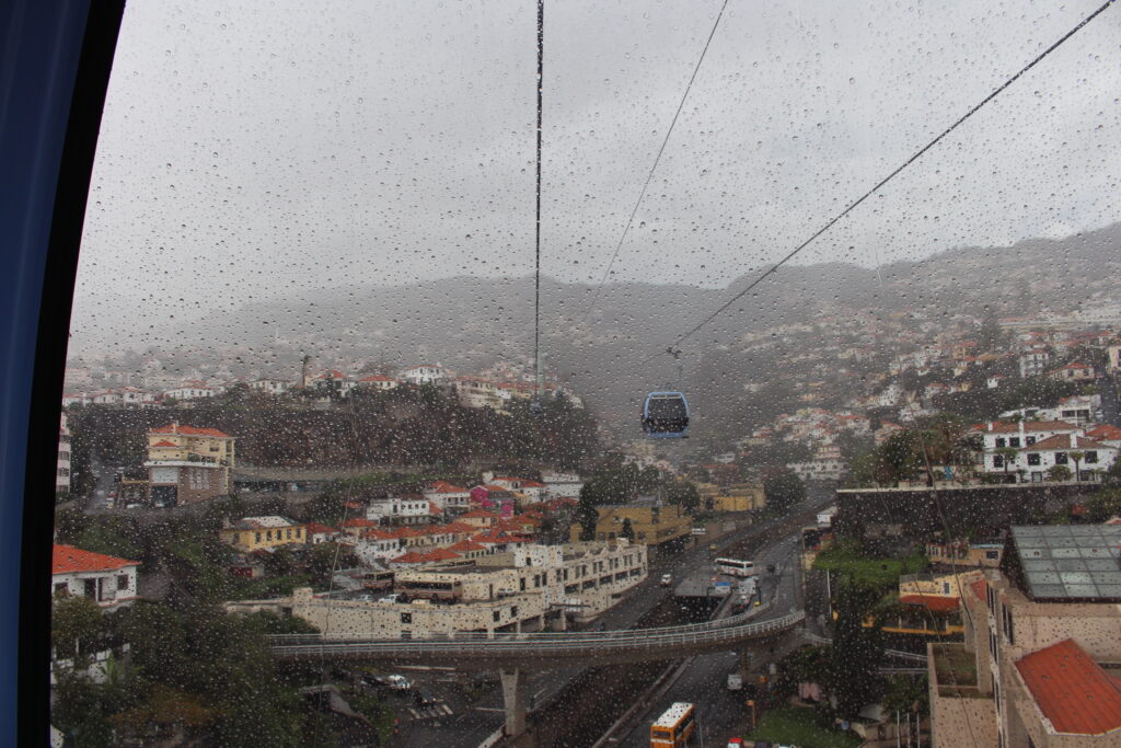 Widok z wagonika kolejki linowej w deszczu
